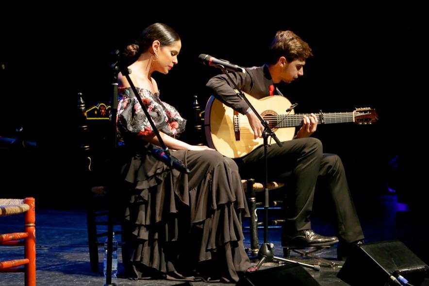 Gala Alcobendas Flamenca 2018 -  Imagen de un momento de la actuación de un guitarrista y una cantante en la gala flamenca.