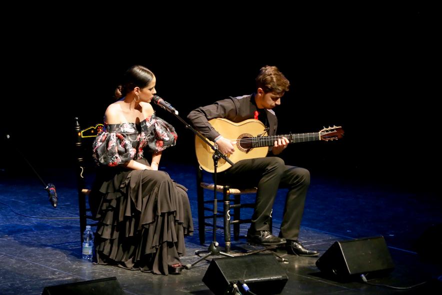 Gala Alcobendas Flamenca 2018 - Imagen de un momento de la actuación de un guitarrista y una cantante en la gala flamenca.