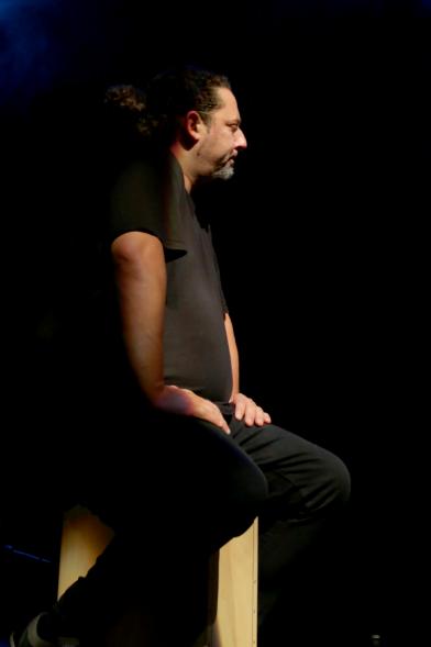 Gala Alcobendas Flamenca 2018 - Imagen de un momento de la actuación de una persona tocando el cajón en la gala flamenca.