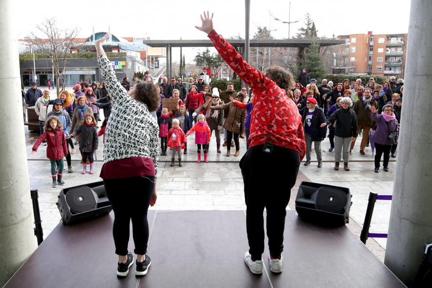 Flashmob por la Igualdad - Imagen de los monitores desde el escenario dirigiendo a las personas participantes en el Flashmob.