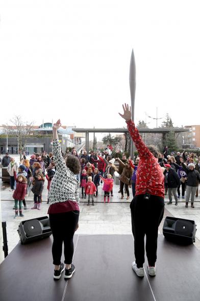 Flashmob por la Igualdad - Imagen de los monitores desde el escenario dirigiendo a las personas participantes en el Flashmob.