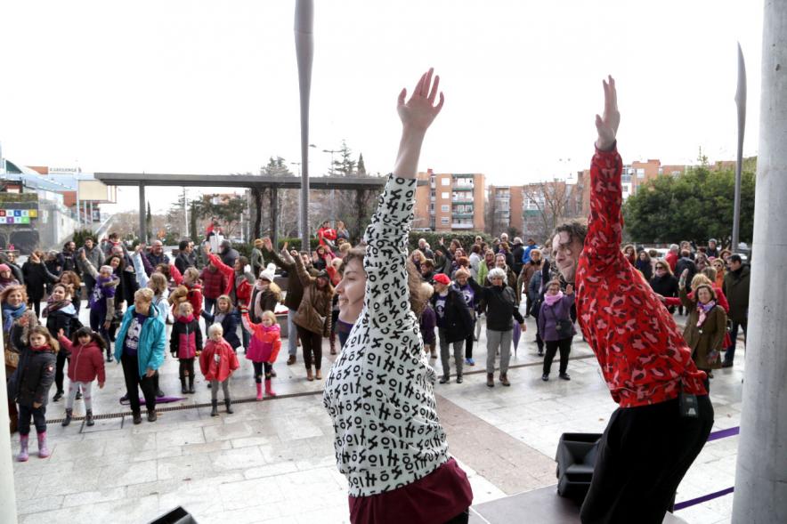 Flashmob por la Igualdad - Imagen de los monitores desde el escenario dirigiendo a las personas participantes en el Flashmob.