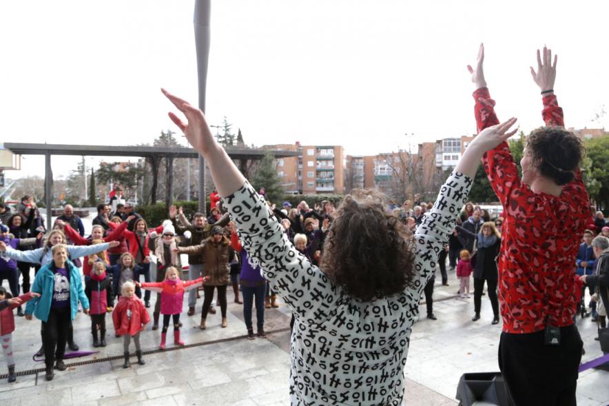 Flashmob por la Igualdad - Imagen de los monitores desde el escenario dirigiendo a las personas participantes en el Flashmob.