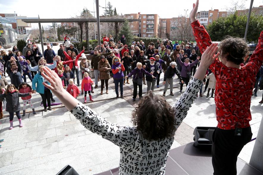 Flashmob por la Igualdad - Imagen de los monitores desde el escenario dirigiendo a las personas participantes en el Flashmob.