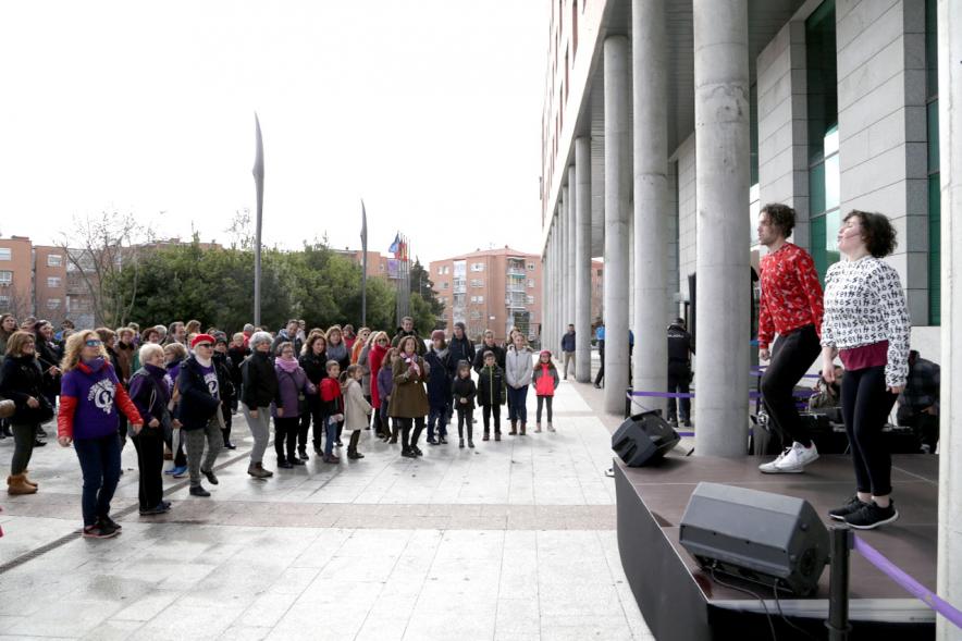 Flashmob por la Igualdad - Imagen de los monitores desde el escenario dirigiendo a las personas participantes en el Flashmob.