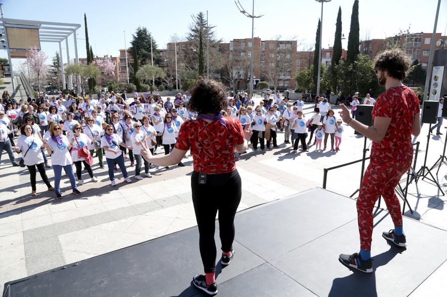 Flashmob por la Igualdad - Imagen de los monitores desde el escenario dirigiendo a las personas participantes en el Flashmob.