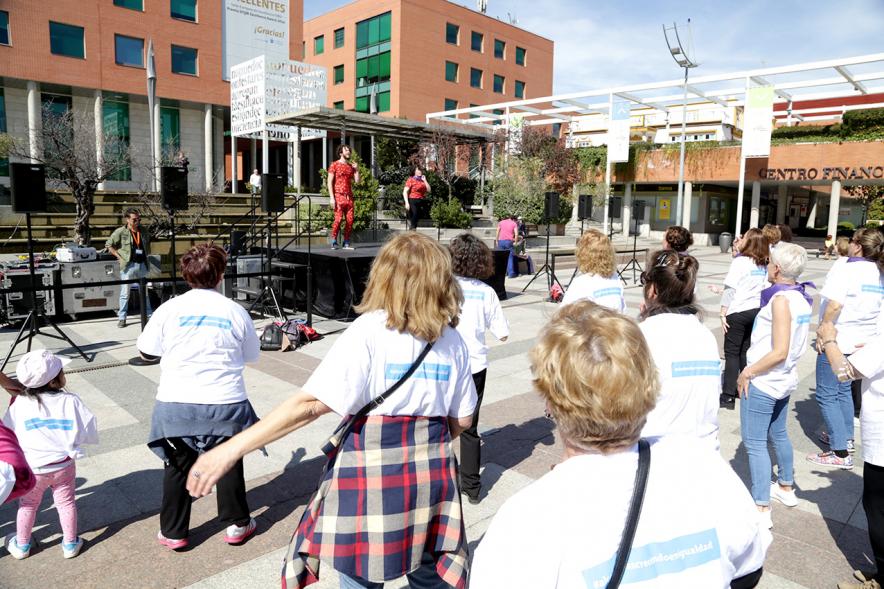 Flashmob por la Igualdad - Imagen vista general de las personas que participan en el Flashmob y de las personas del escenario que lo dirigen.