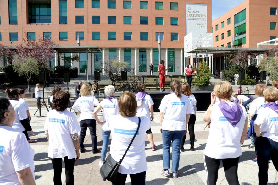 Flashmob por la Igualdad - Imagen vista general de las personas que participan en el Flashmob y de las personas del escenario que lo dirigen.