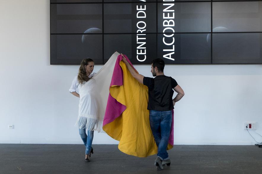 Flashmob en el Centro de Arte de Alcobendas - Dos bailarines con un capote.