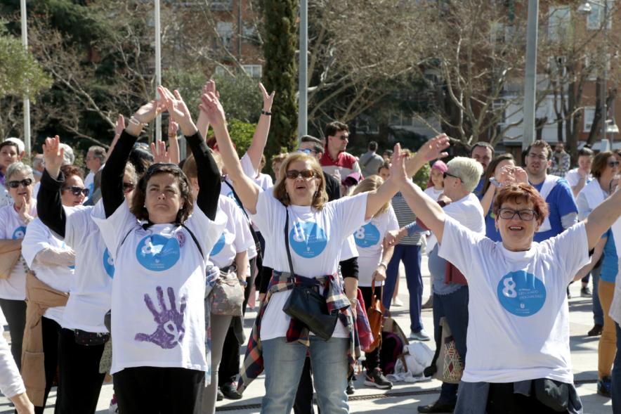 Flashmob por la Igualdad - Imagen de las mujeres participantes en un momento de la coreografía.