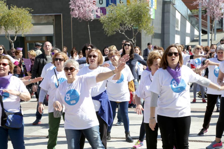 Flashmob por la Igualdad - Imagen de las mujeres participantes en un momento de la coreografía.