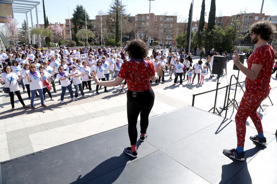 Flashmob por la Igualdad - Imagen de los monitores desde el escenario dirigiendo a las personas participantes en el Flashmob.