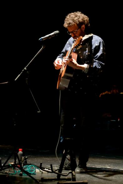 Concierto Folk Día de Castilla La Mancha - Imagen de un músico en el escenario.