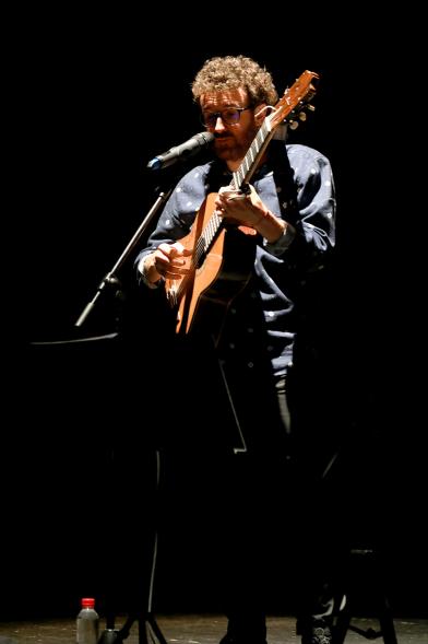 Concierto Folk Día de Castilla La Mancha - Imagen de un músico en el escenario.
