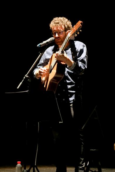 Concierto Folk Día de Castilla La Mancha - Imagen de un músico en el escenario.