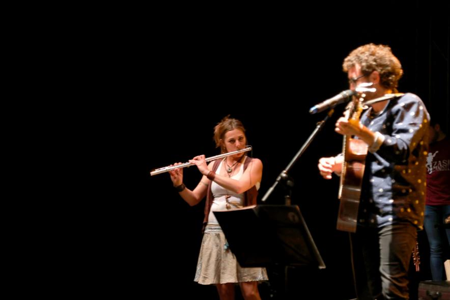 Concierto Folk Día de Castilla La Mancha - Dos músicos en el escenario.