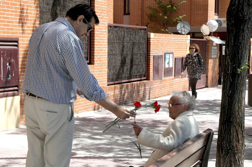 Concejal Fernando Martínez Rodríguez entregando claveles por San Isidro 