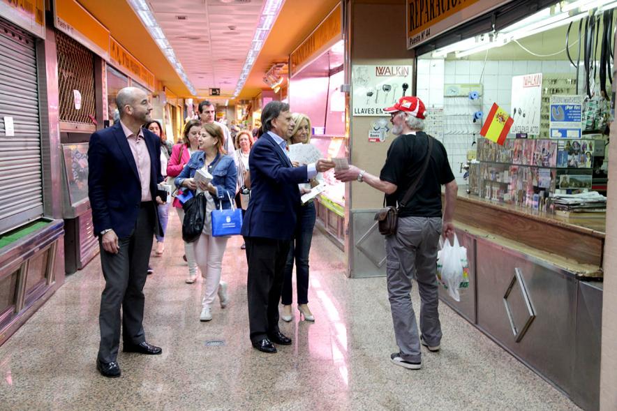 Delegación municipal durante la visita al mercado