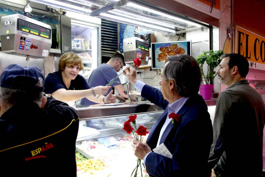 Alcalde García de Vinuesa entregando claveles y programa de fiestas