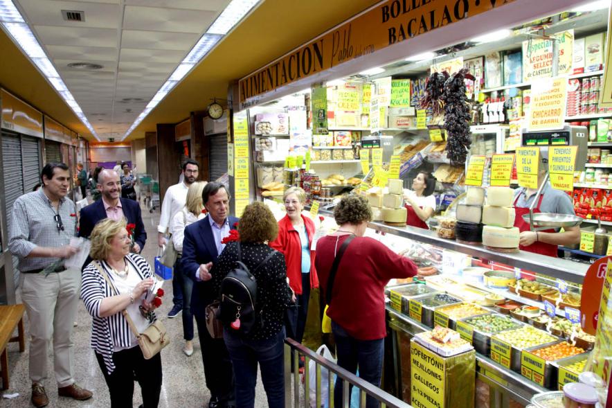 Delegación municipal durante la visita al mercado