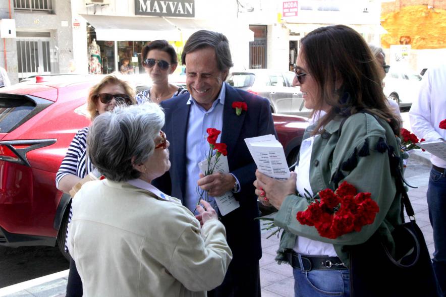 Delegación municipal entregando folleto y clavel a ciudadanos 