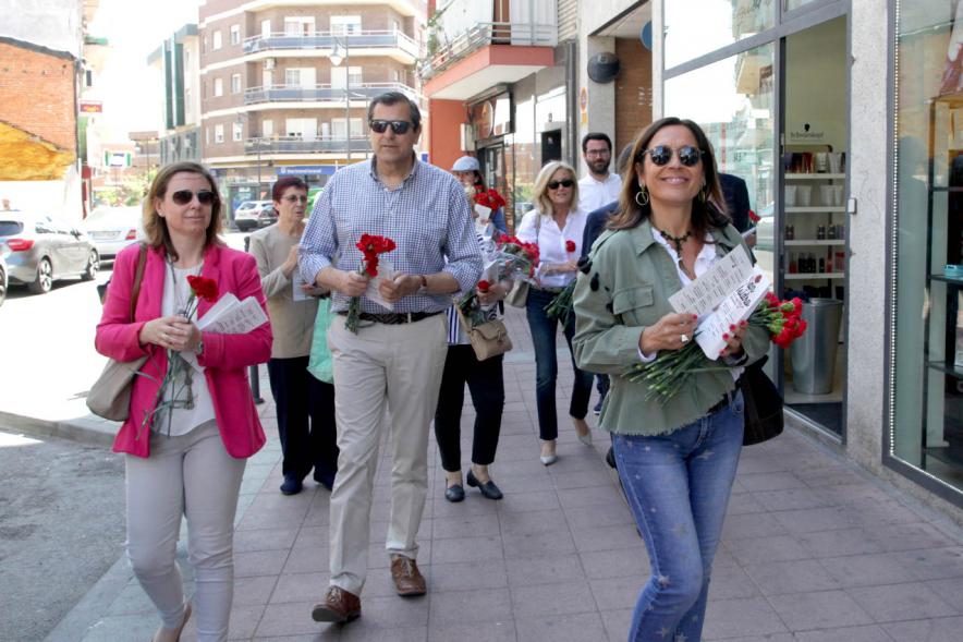 Delegación municipal saliendo a la calle a informar