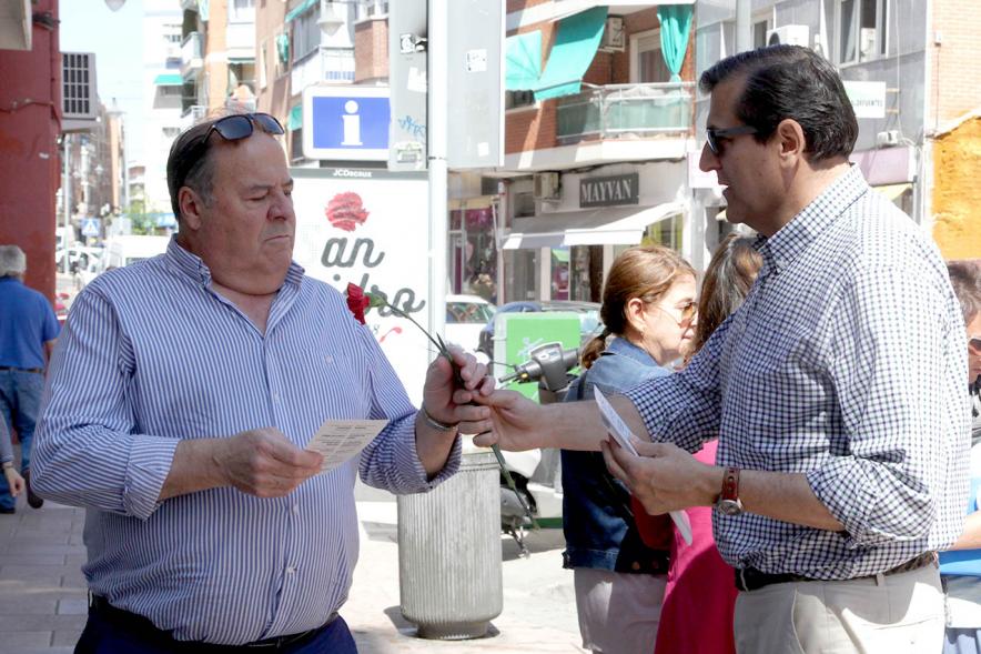 Concejal Martínez Rodríguez entregando claveles