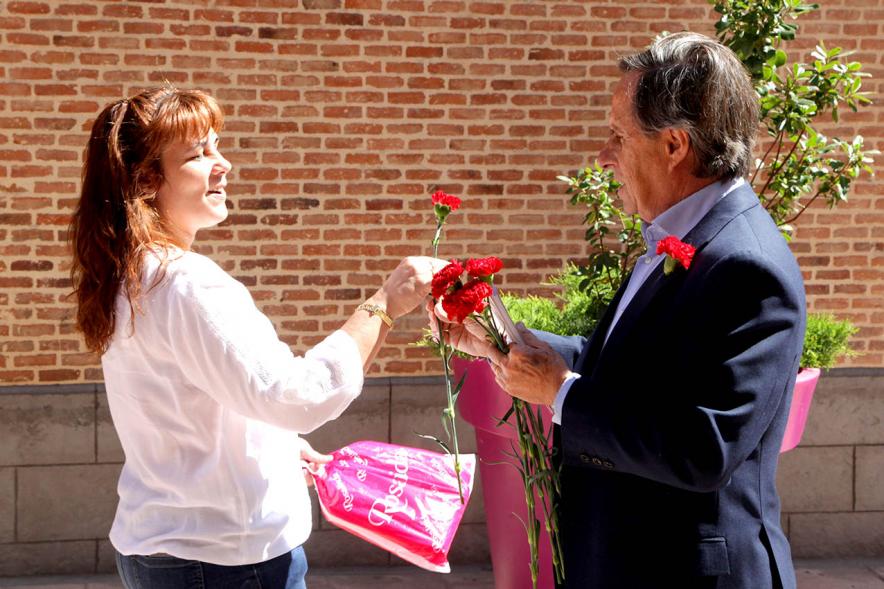 Alcalde García de Vinuesa hace entrega de un clavel a una ciudadana