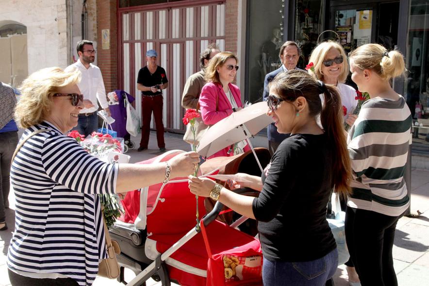 Concejal Lucrecia García Aguado hace entrega de un clavel a una ciudadana