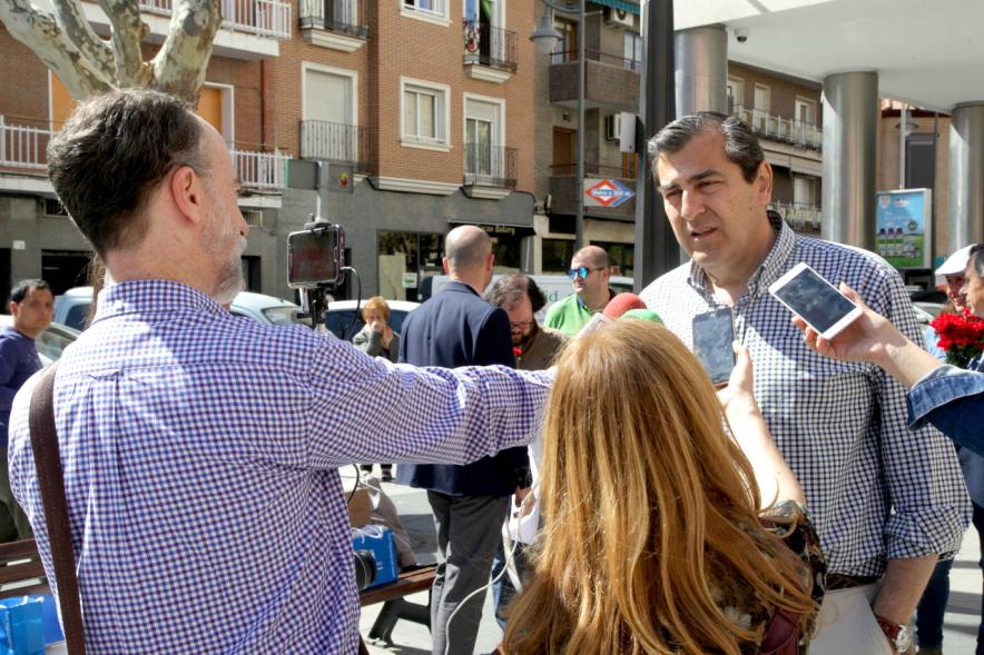 Concejal Martínez Rodríguez siendo entrevistado