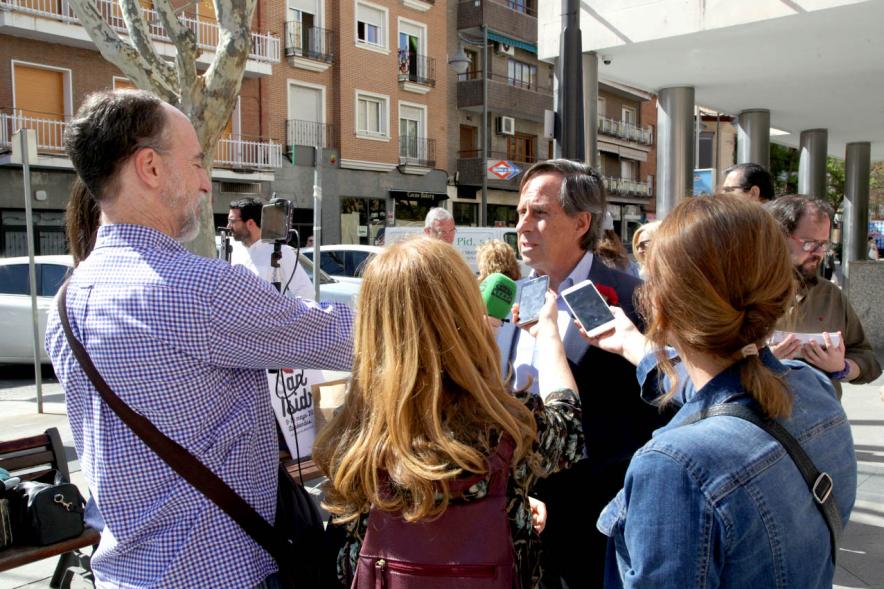 Alcalde García de Vinuesa siendo entrevistado
