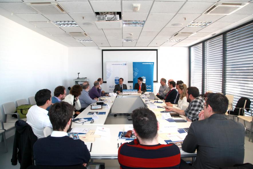 Foro Futuro Próximo - Robots y Empleo - Imagen de vista general de todos los participantes en la mesa de conferencia.
