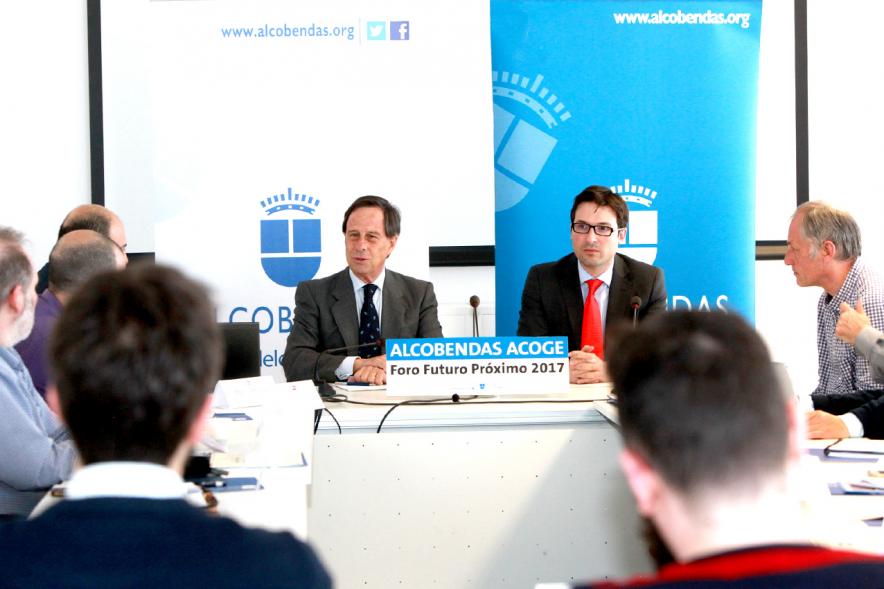 Foro Futuro Próximo - Robots y Empleo - Imagen el alcalde García de Vinuesa y otras autoridades reunidas en una conferencia.