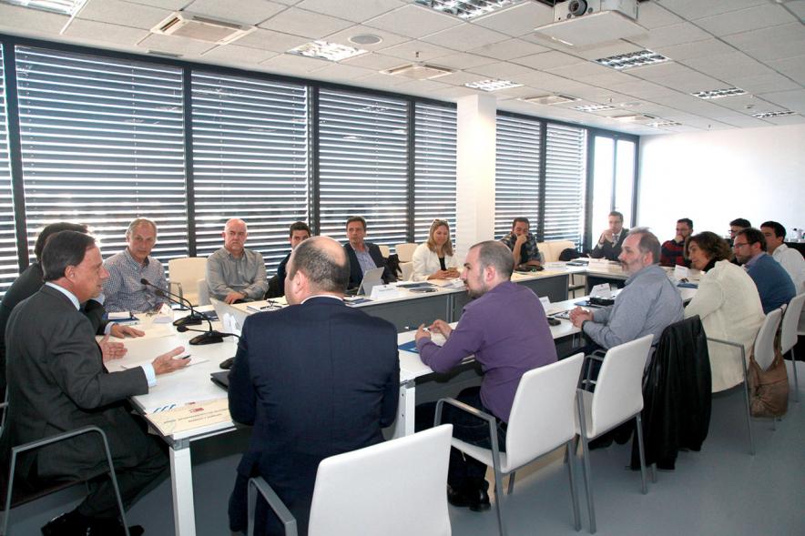 Foro Futuro Próximo - Robots y Empleo - Imagen el alcalde García de Vinuesa y otras autoridades reunidas en una conferencia.