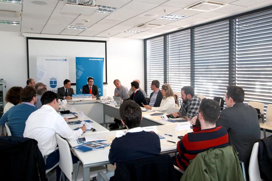 Foro Futuro Próximo - Robots y Empleo - Imagen de vista general de todos los participantes en la mesa de conferencia.