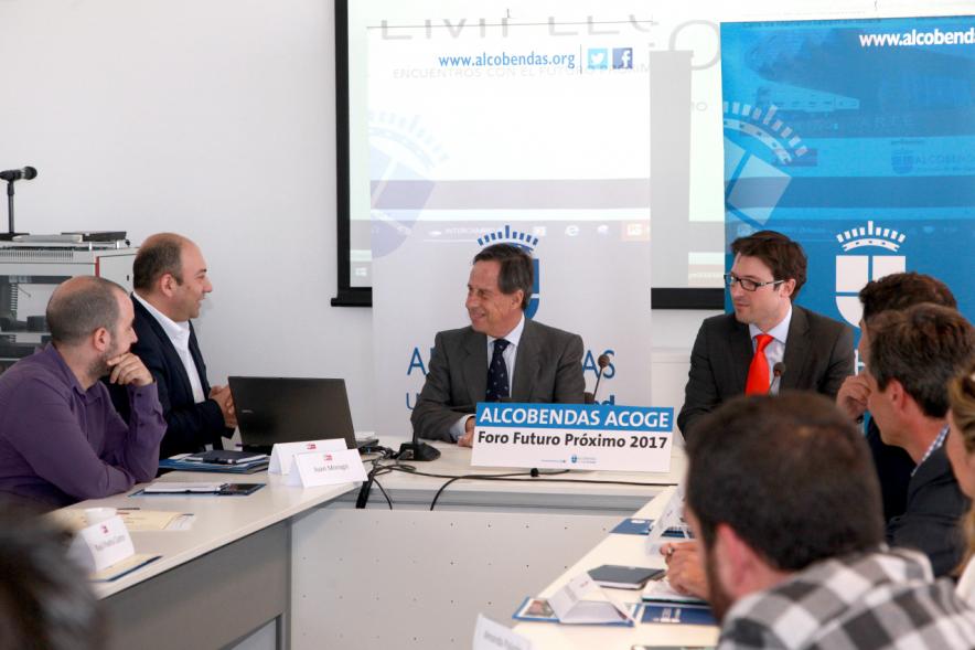 Foro Futuro Próximo - Robots y Empleo - Imagen el alcalde García de Vinuesa y otras autoridades reunidas en una conferencia.