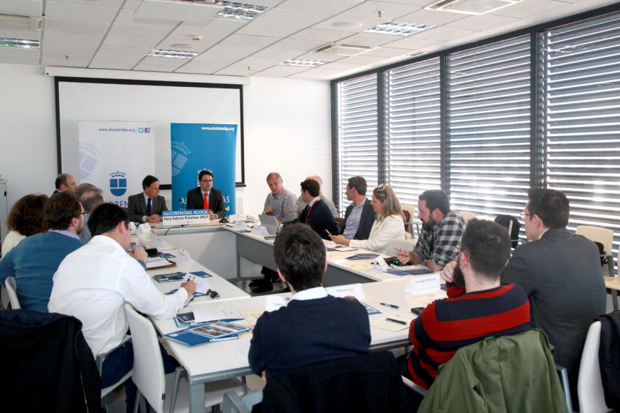 Foro Futuro Próximo - Robots y Empleo - Imagen el alcalde García de Vinuesa y otras autoridades reunidas en una conferencia.