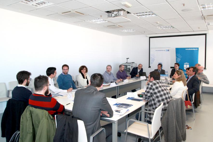 Foro Futuro Próximo - Robots y Empleo - Imagen el alcalde García de Vinuesa y otras autoridades reunidas en una conferencia.