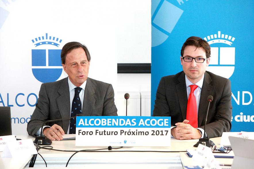 Foro Futuro Próximo - Robots y Empleo - Imagen del  alcalde García de Vinuesa y otra persona.