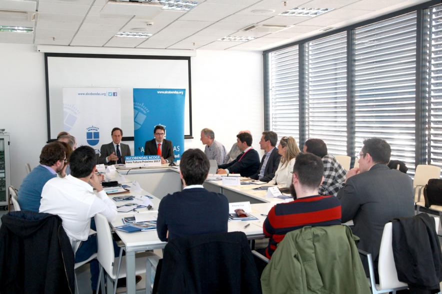 Foro Futuro Próximo - Robots y Empleo - Imagen de vista general de todos los participantes en la mesa de conferencia.