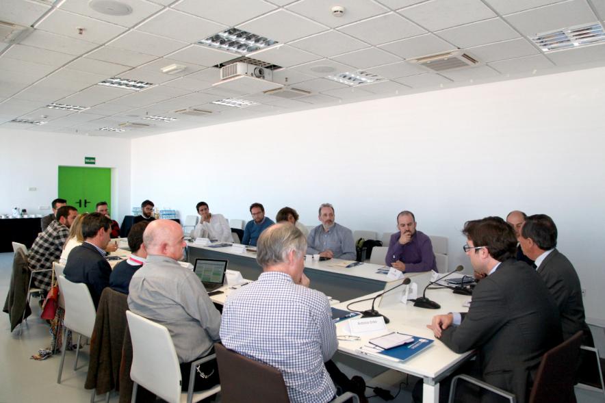 Foro Futuro Próximo - Robots y Empleo - Imagen de vista general de todos los participantes en la mesa de conferencia.