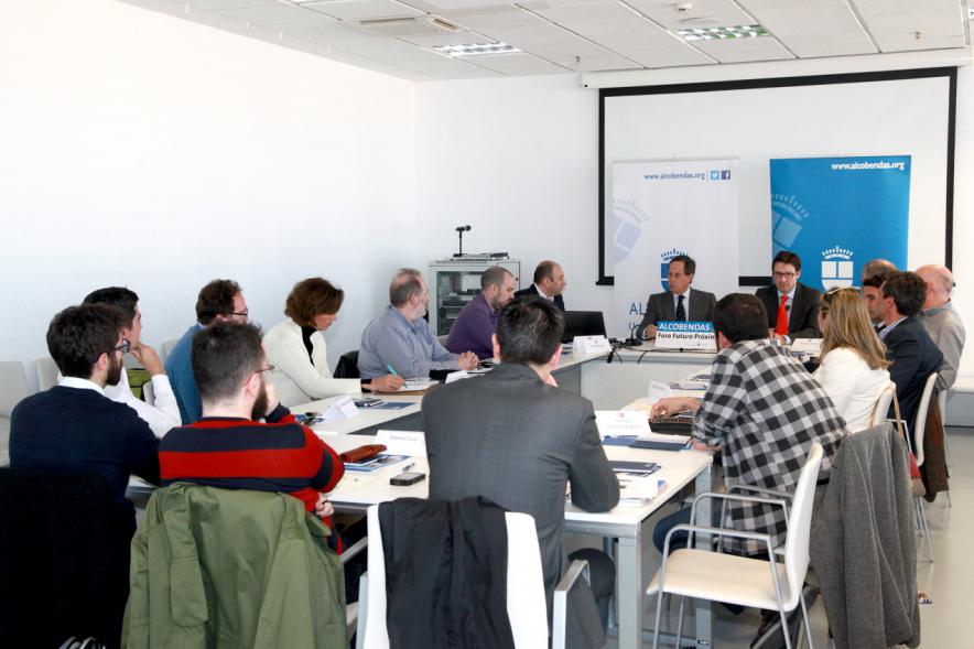 Foro Futuro Próximo - Robots y Empleo - Imagen de vista general de todos los participantes en la mesa de conferencia.
