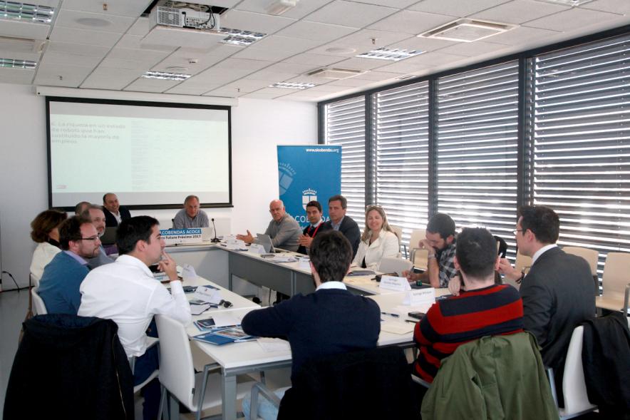 Foro Futuro Próximo - Robots y Empleo - Imagen de vista general de todos los participantes en la mesa de conferencia.