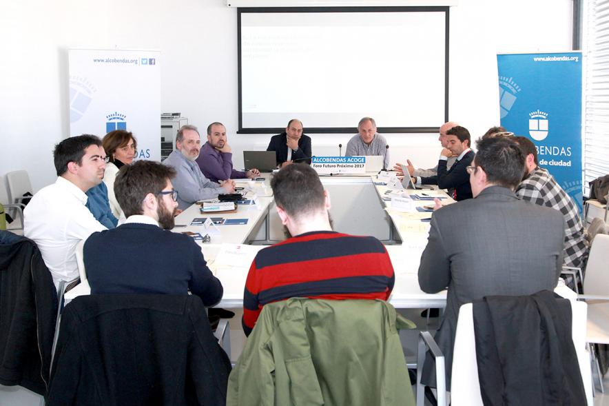 Foro Futuro Próximo - Robots y Empleo - Imagen de vista general de todos los participantes en la mesa de conferencia.