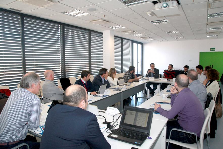 Foro Futuro Próximo - Robots y Empleo - Imagen de vista general de todos los participantes en la mesa de conferencia.