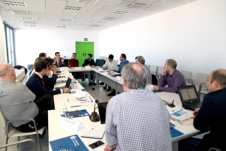 Foro Futuro Próximo - Robots y Empleo - Imagen de vista general de todos los participantes en la mesa de conferencia.