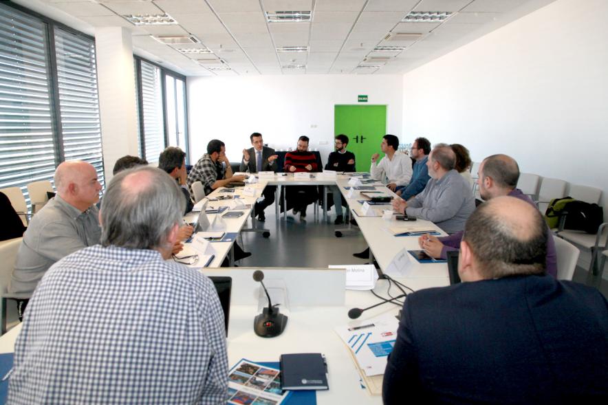 Foro Futuro Próximo - Robots y Empleo - Imagen de vista general de todos los participantes en la mesa de conferencia.