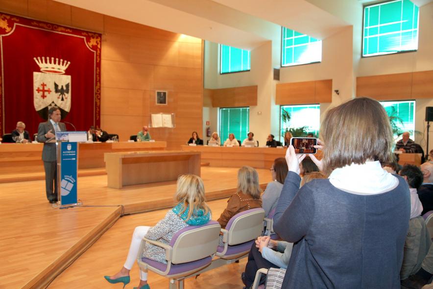 Ier Foro de la Vivienda Pública de Alcobendas - Imagen del alcalde García de Vinuesa en un momento de su intervención.