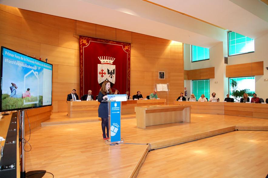 Ier Foro de la Vivienda Pública de Alcobendas - Imagen de una de las ponentes en un momento de su intervención.