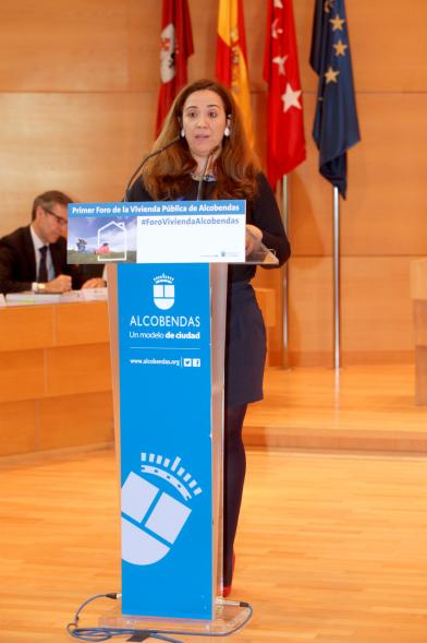 Ier Foro de la Vivienda Pública de Alcobendas - Imagen de una de las ponentes en un momento de su intervención.